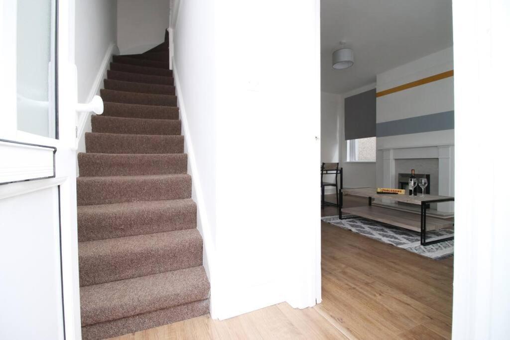 Villa Holiday House For 7 Guests, Free Wi-Fi & Self Check-In Explore Newport Extérieur photo