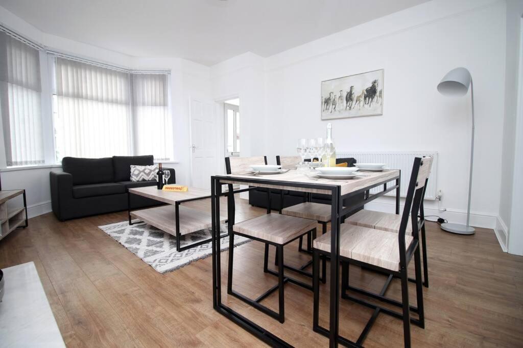 Villa Holiday House For 7 Guests, Free Wi-Fi & Self Check-In Explore Newport Extérieur photo